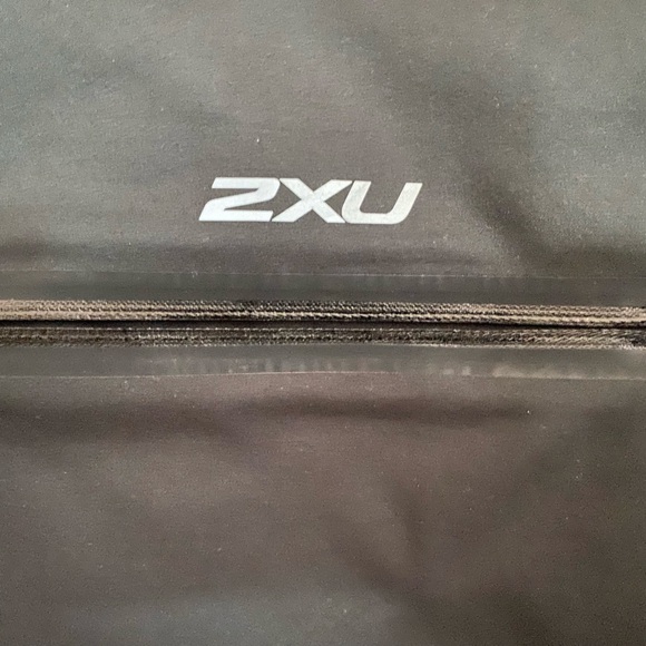 2XU zippered  Insulated Vest for jogging, gym - Picture 3 of 4